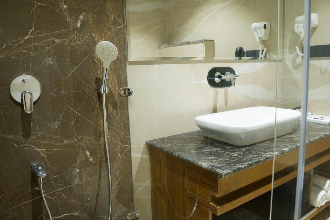 Clarks Inn Suites Kangra Zewnętrze zdjęcie